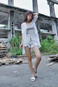 美腿人妻CC姐废旧厂房拍摄短裤腿部线条十分优美