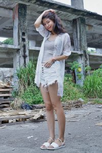 美腿人妻CC姐废旧厂房拍摄短裤腿部线条十分优美