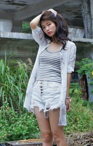 美腿人妻CC姐废旧厂房拍摄短裤腿部线条十分优美