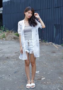 美腿人妻CC姐废旧厂房拍摄短裤腿部线条十分优美