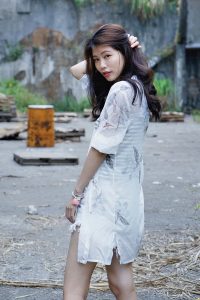 美腿人妻CC姐废旧厂房拍摄短裤腿部线条十分优美