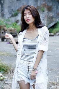 美腿人妻CC姐废旧厂房拍摄短裤腿部线条十分优美