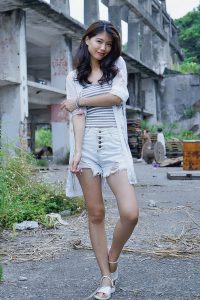 美腿人妻CC姐废旧厂房拍摄短裤腿部线条十分优美