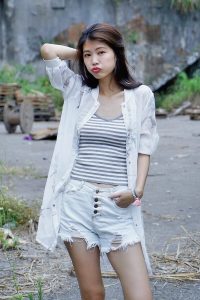 美腿人妻CC姐废旧厂房拍摄短裤腿部线条十分优美