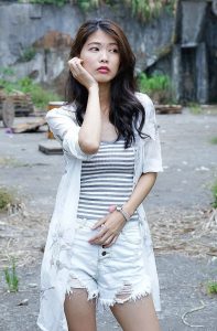 美腿人妻CC姐废旧厂房拍摄短裤腿部线条十分优美