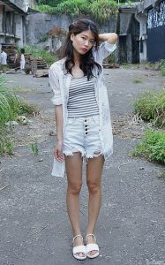 美腿人妻CC姐废旧厂房拍摄短裤腿部线条十分优美