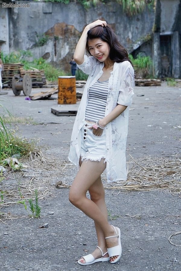 美腿人妻CC姐废旧厂房拍摄短裤腿部线条十分优美[第24张/共67张]