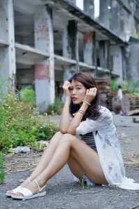 美腿人妻CC姐废旧厂房拍摄短裤腿部线条十分优美