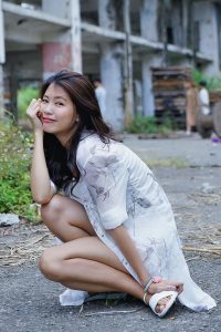 美腿人妻CC姐废旧厂房拍摄短裤腿部线条十分优美