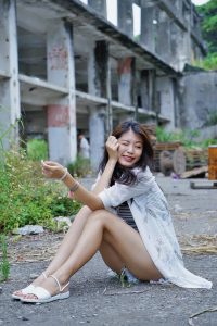 美腿人妻CC姐废旧厂房拍摄短裤腿部线条十分优美