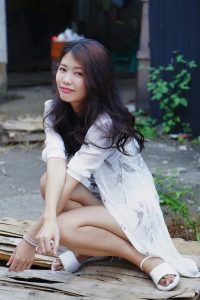 美腿人妻CC姐废旧厂房拍摄短裤腿部线条十分优美