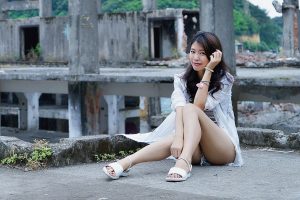 美腿人妻CC姐废旧厂房拍摄短裤腿部线条十分优美