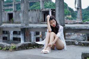 美腿人妻CC姐废旧厂房拍摄短裤腿部线条十分优美