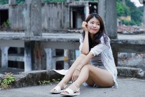 美腿人妻CC姐废旧厂房拍摄短裤腿部线条十分优美