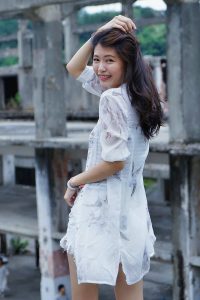 美腿人妻CC姐废旧厂房拍摄短裤腿部线条十分优美