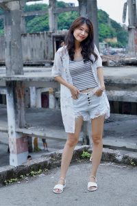 美腿人妻CC姐废旧厂房拍摄短裤腿部线条十分优美