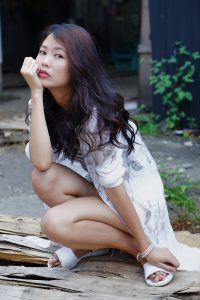 美腿人妻CC姐废旧厂房拍摄短裤腿部线条十分优美