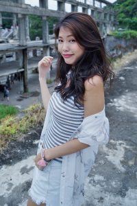 美腿人妻CC姐废旧厂房拍摄短裤腿部线条十分优美