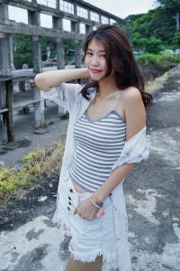 美腿人妻CC姐废旧厂房拍摄短裤腿部线条十分优美