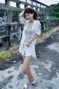 美腿人妻CC姐废旧厂房拍摄短裤腿部线条十分优美