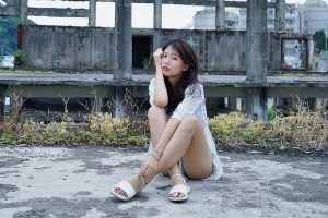 美腿人妻CC姐废旧厂房拍摄短裤腿部线条十分优美