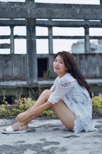 美腿人妻CC姐废旧厂房拍摄短裤腿部线条十分优美