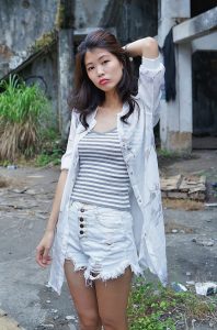 美腿人妻CC姐废旧厂房拍摄短裤腿部线条十分优美