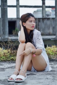 美腿人妻CC姐废旧厂房拍摄短裤腿部线条十分优美