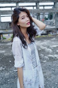 美腿人妻CC姐废旧厂房拍摄短裤腿部线条十分优美