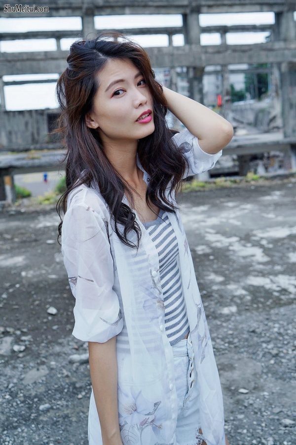 美腿人妻CC姐废旧厂房拍摄短裤腿部线条十分优美[第53张/共67张]