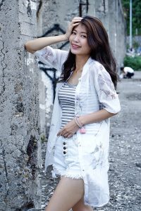 美腿人妻CC姐废旧厂房拍摄短裤腿部线条十分优美