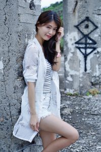 美腿人妻CC姐废旧厂房拍摄短裤腿部线条十分优美