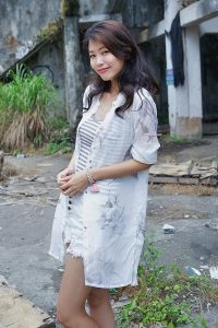 美腿人妻CC姐废旧厂房拍摄短裤腿部线条十分优美