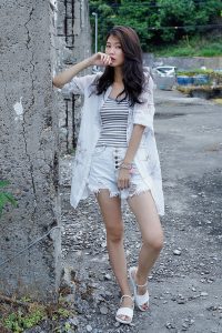 美腿人妻CC姐废旧厂房拍摄短裤腿部线条十分优美