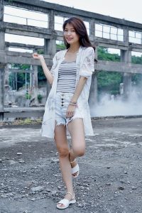 美腿人妻CC姐废旧厂房拍摄短裤腿部线条十分优美