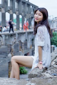 美腿人妻CC姐废旧厂房拍摄短裤腿部线条十分优美