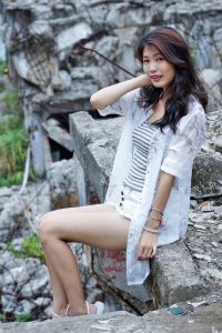 美腿人妻CC姐废旧厂房拍摄短裤腿部线条十分优美