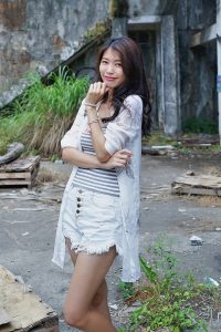 美腿人妻CC姐废旧厂房拍摄短裤腿部线条十分优美