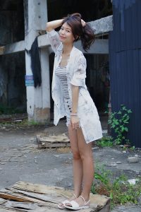 美腿人妻CC姐废旧厂房拍摄短裤腿部线条十分优美