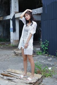 美腿人妻CC姐废旧厂房拍摄短裤腿部线条十分优美