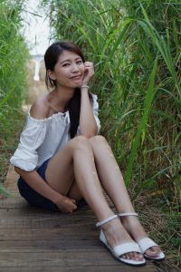 长腿人妻CC姐牛仔短裙公园拍摄