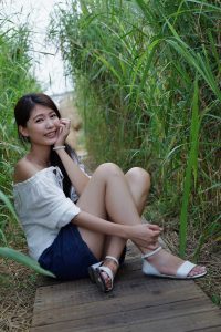 长腿人妻CC姐牛仔短裙公园拍摄