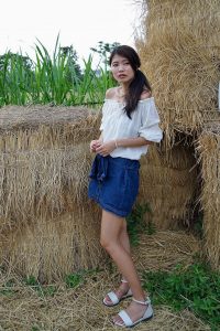 长腿人妻CC姐牛仔短裙公园拍摄