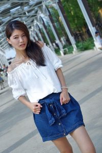 长腿人妻CC姐牛仔短裙公园拍摄