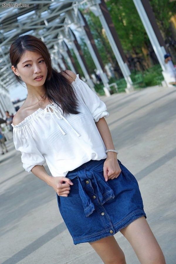 长腿人妻CC姐牛仔短裙公园拍摄[第13张/共37张]
