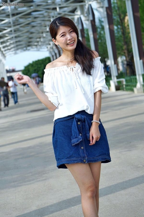 长腿人妻CC姐牛仔短裙公园拍摄[第14张/共37张]