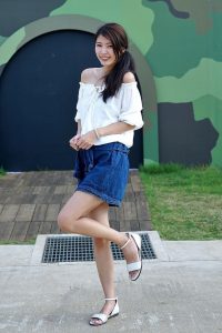 长腿人妻CC姐牛仔短裙公园拍摄