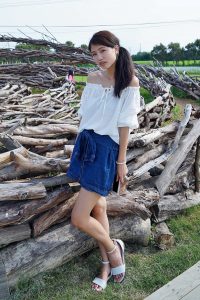 长腿人妻CC姐牛仔短裙公园拍摄