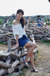 长腿人妻CC姐牛仔短裙公园拍摄