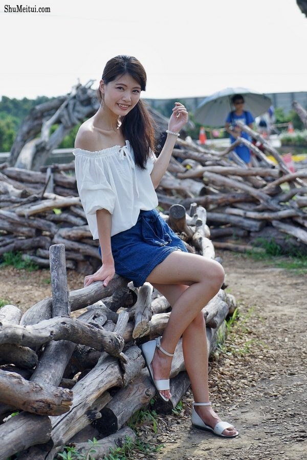 长腿人妻CC姐牛仔短裙公园拍摄[第18张/共37张]